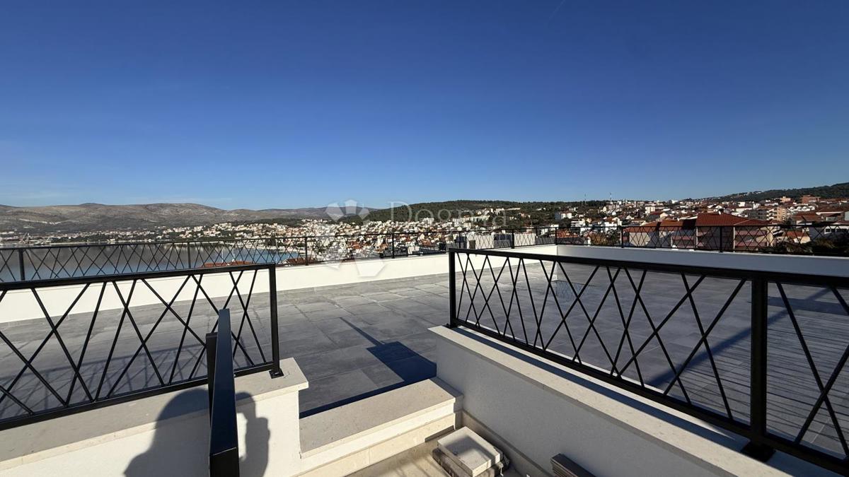 Attico con Terrazza Panoramica sul Tetto e Vista Mare