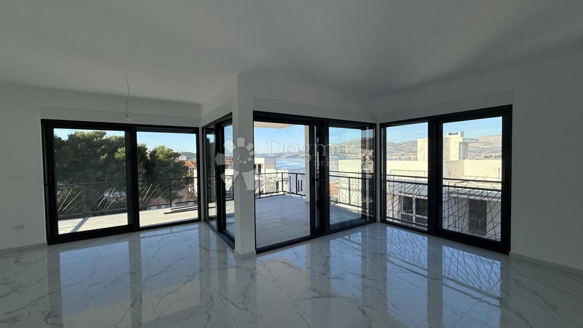 Attico con Terrazza Panoramica sul Tetto e Vista Mare