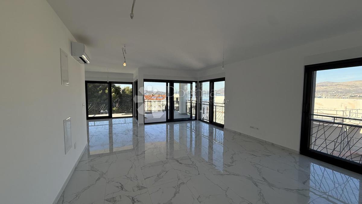 Attico con Terrazza Panoramica sul Tetto e Vista Mare