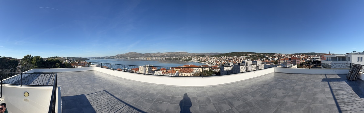 Attico con Terrazza Panoramica sul Tetto e Vista Mare