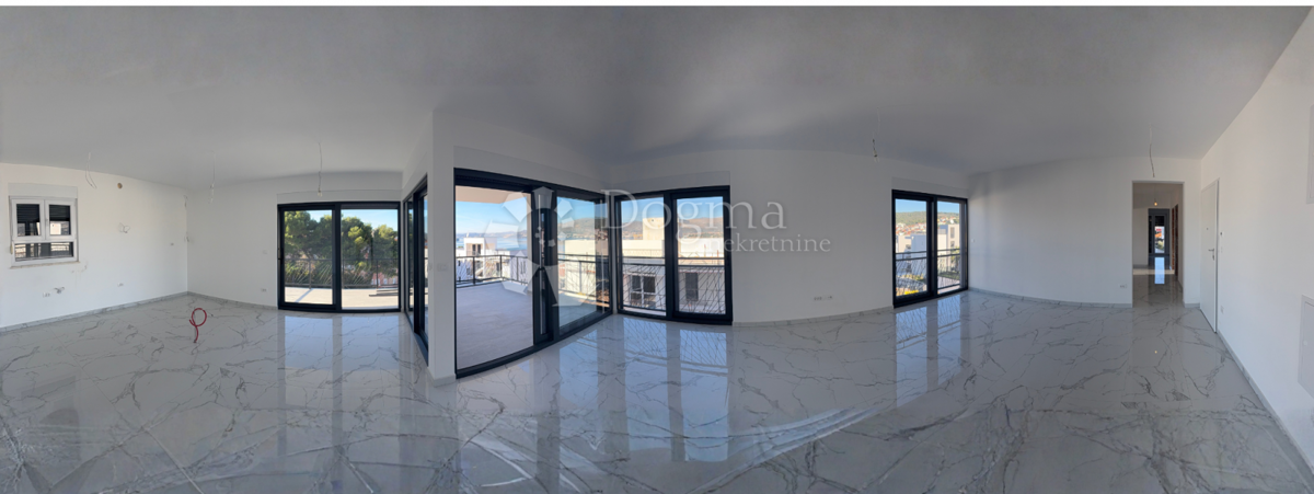 Attico con Terrazza Panoramica sul Tetto e Vista Mare