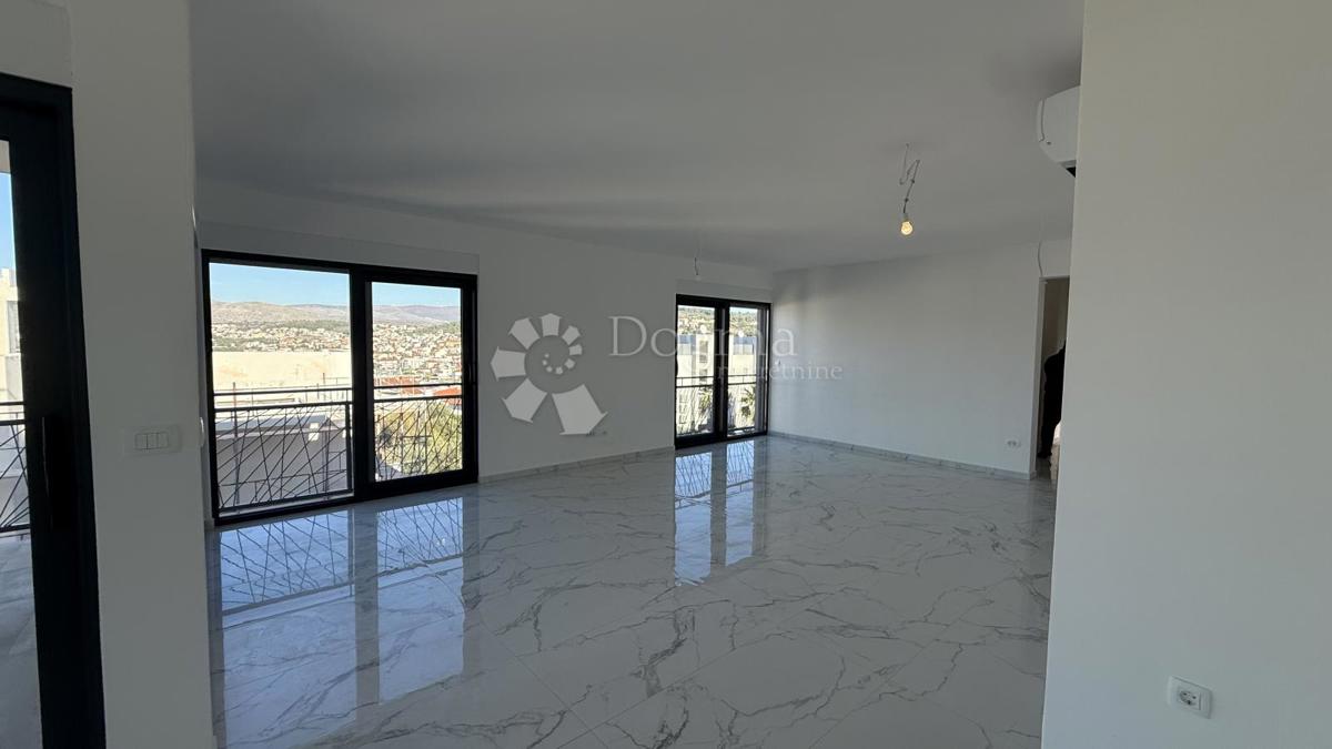 Attico con Terrazza Panoramica sul Tetto e Vista Mare