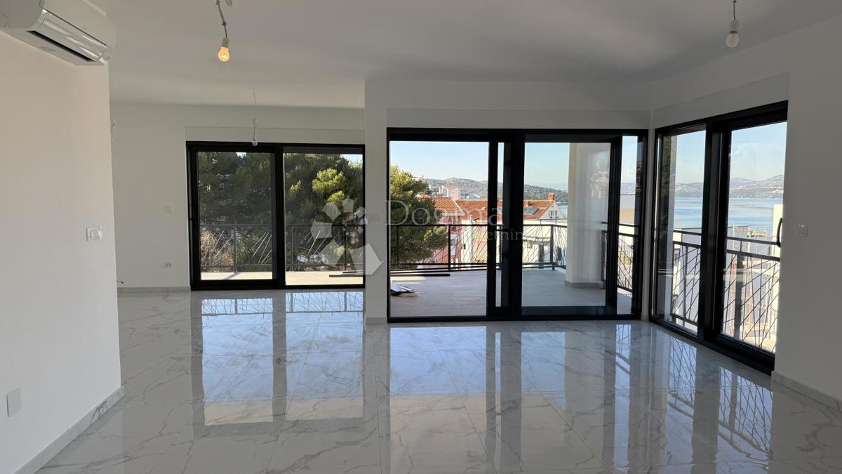 Attico con Terrazza Panoramica sul Tetto e Vista Mare