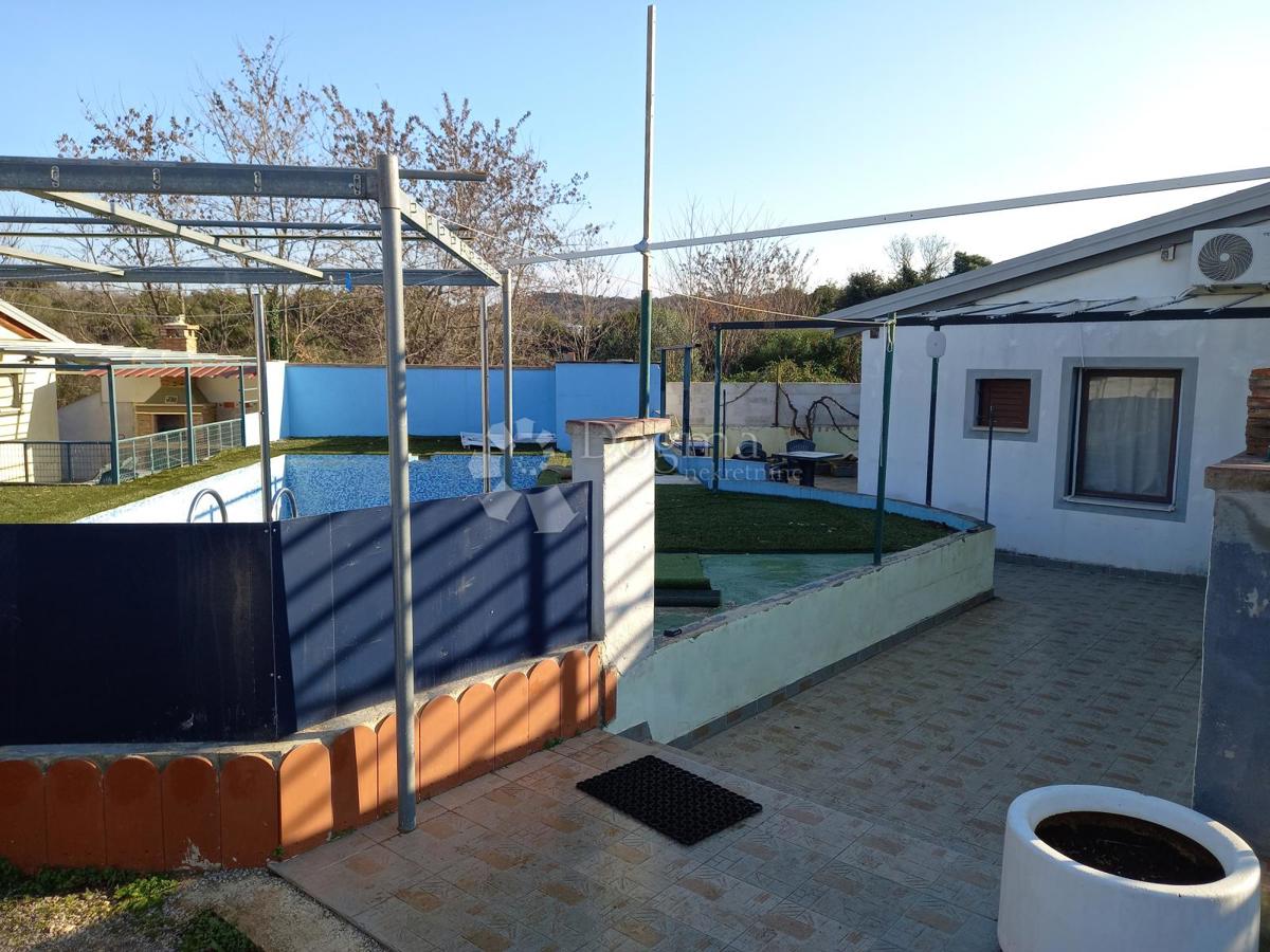 Pace e spazio nella periferia di Rovigno - Due case con piscina