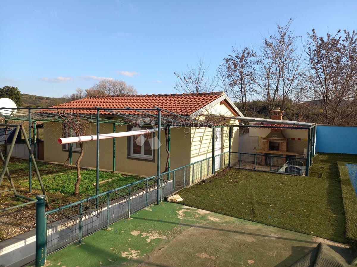 Pace e spazio nella periferia di Rovigno - Due case con piscina