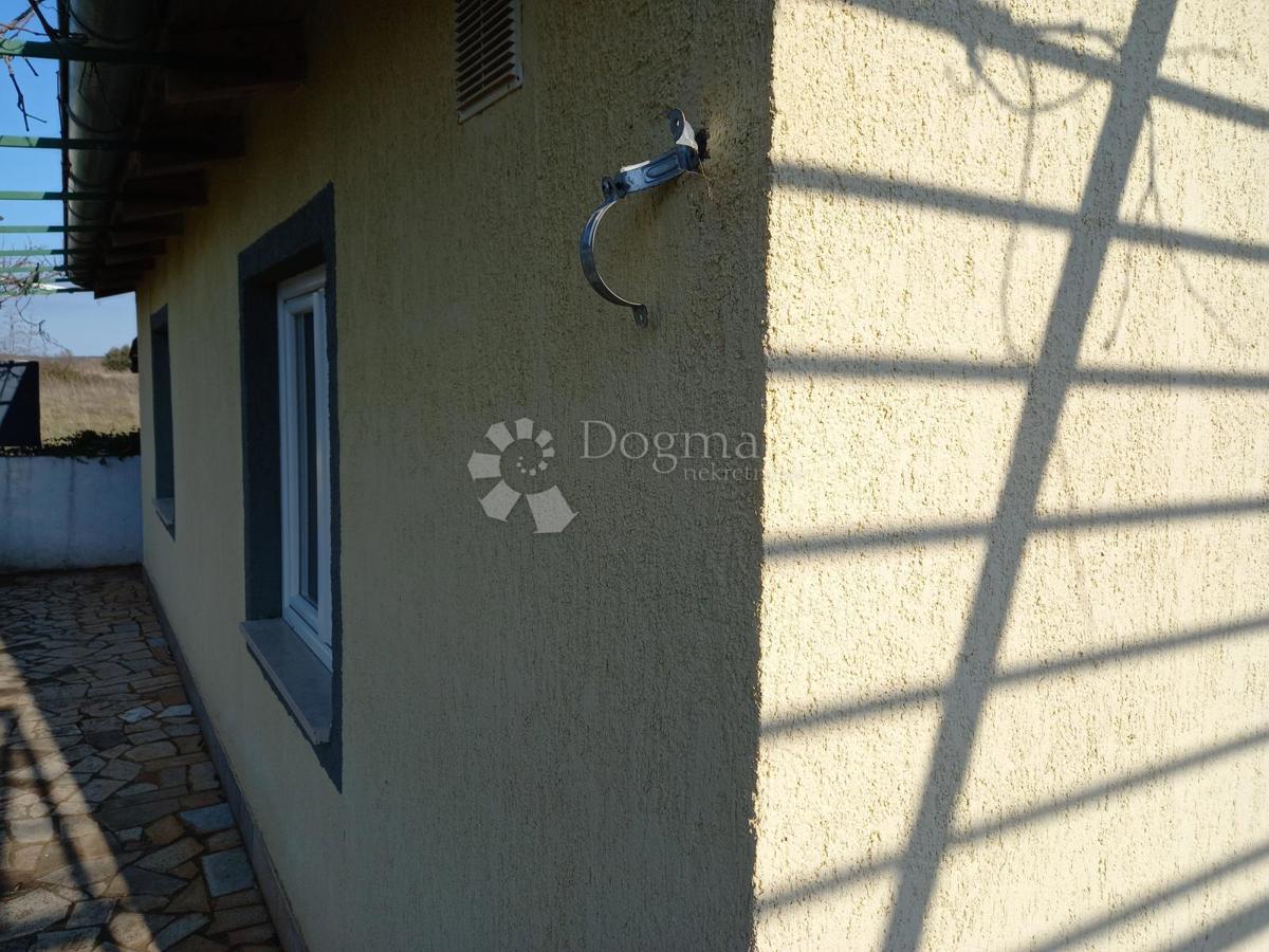 Pace e spazio nella periferia di Rovigno - Due case con piscina