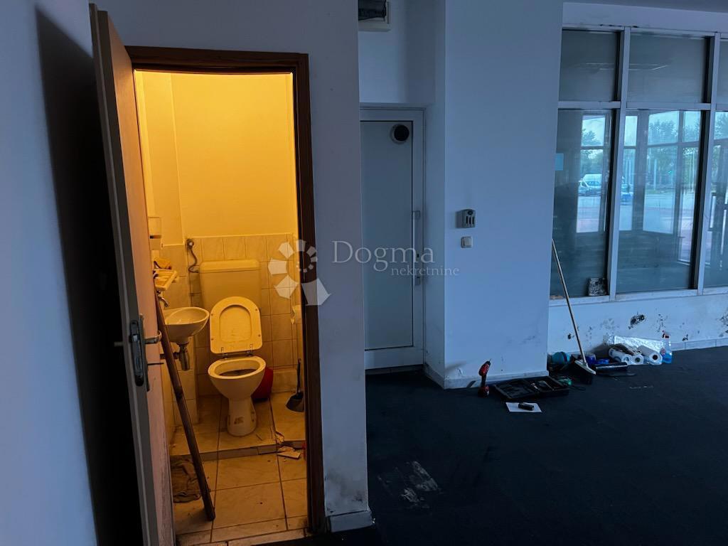 Locale commerciale Sesvete, 41,98m2