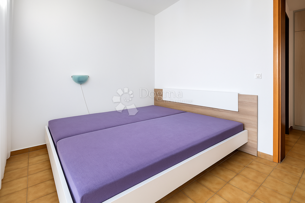 Duga Uvala – Appartamento con potenziale, a soli 350 m dal mare! VENDITA URGENTE!