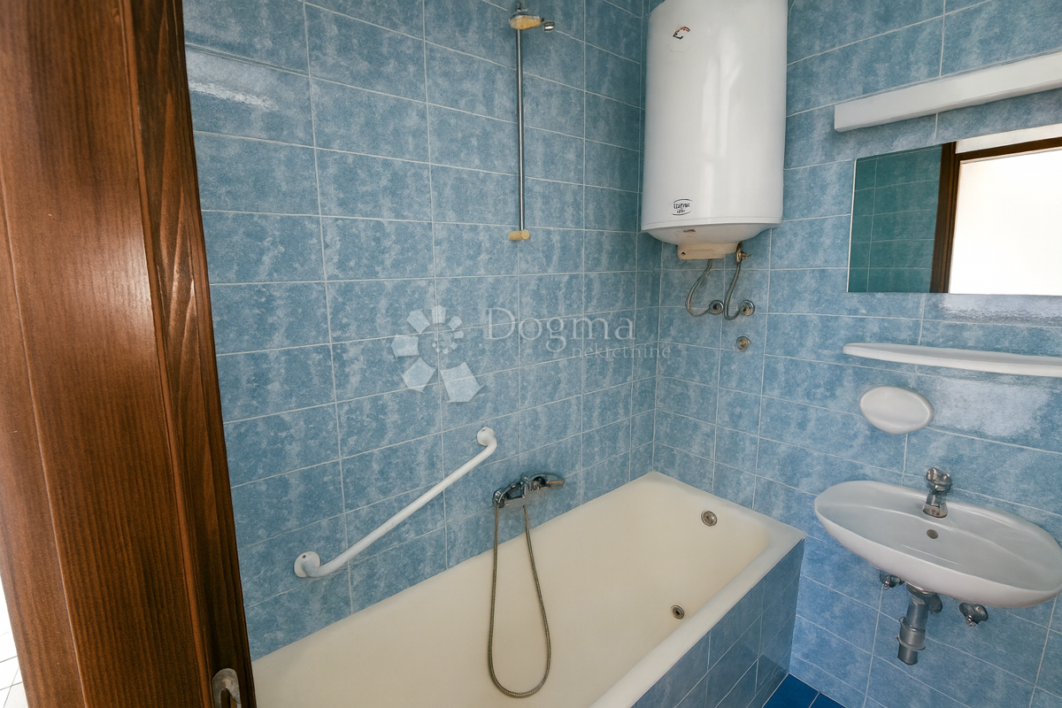 Duga Uvala – Appartamento con potenziale, a soli 350 m dal mare! VENDITA URGENTE!