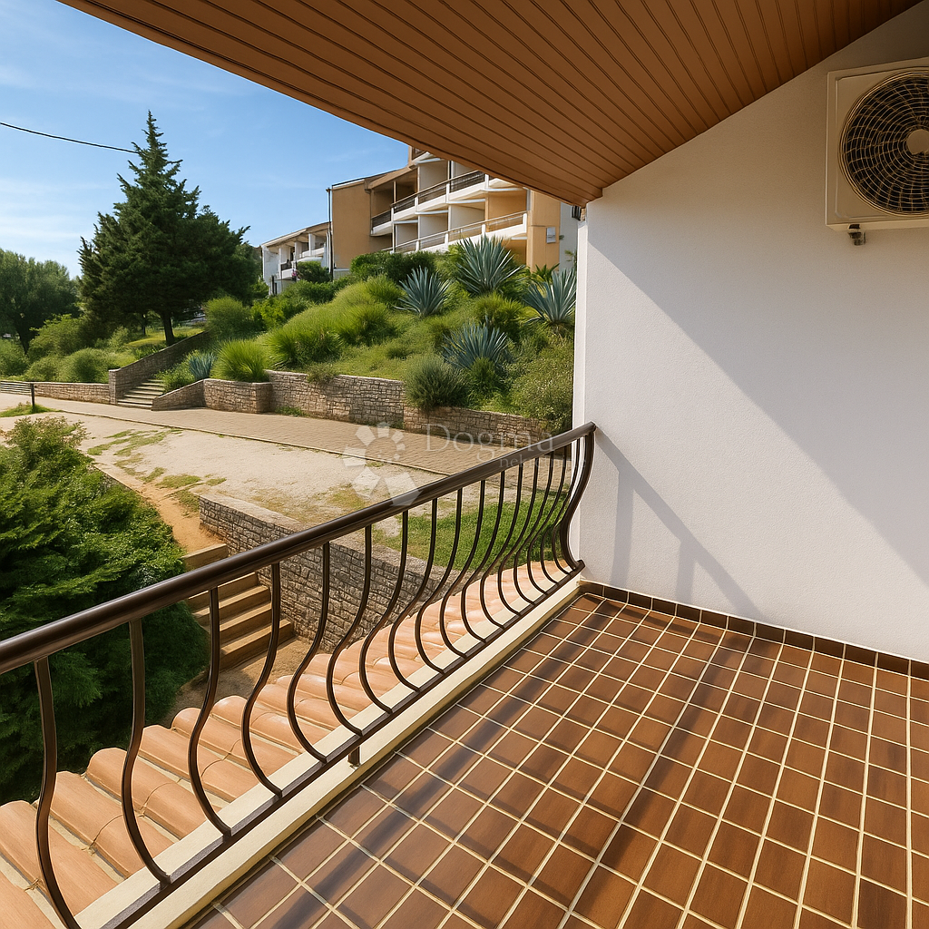 Duga Uvala – Appartamento con potenziale, a soli 350 m dal mare! VENDITA URGENTE!