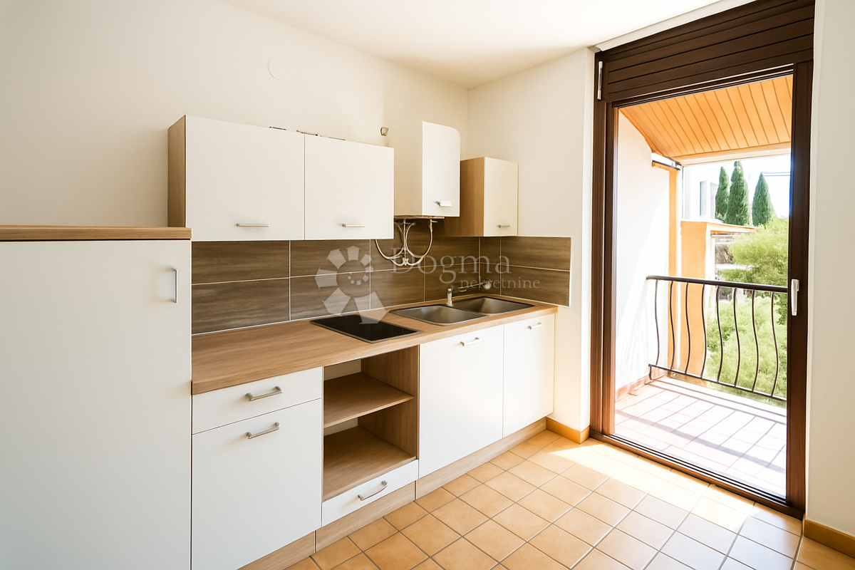 Duga Uvala – Appartamento con potenziale, a soli 350 m dal mare! VENDITA URGENTE!