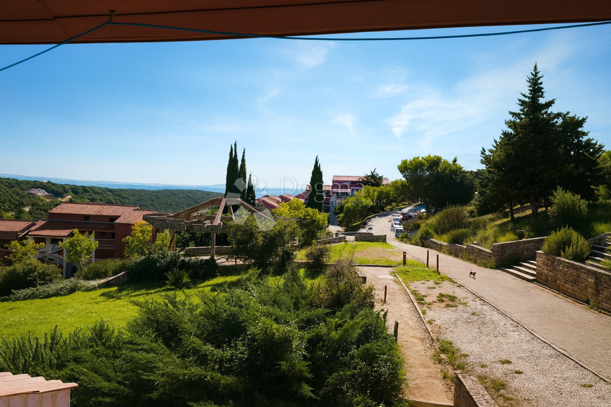 Duga Uvala – Appartamento con potenziale, a soli 350 m dal mare! VENDITA URGENTE!