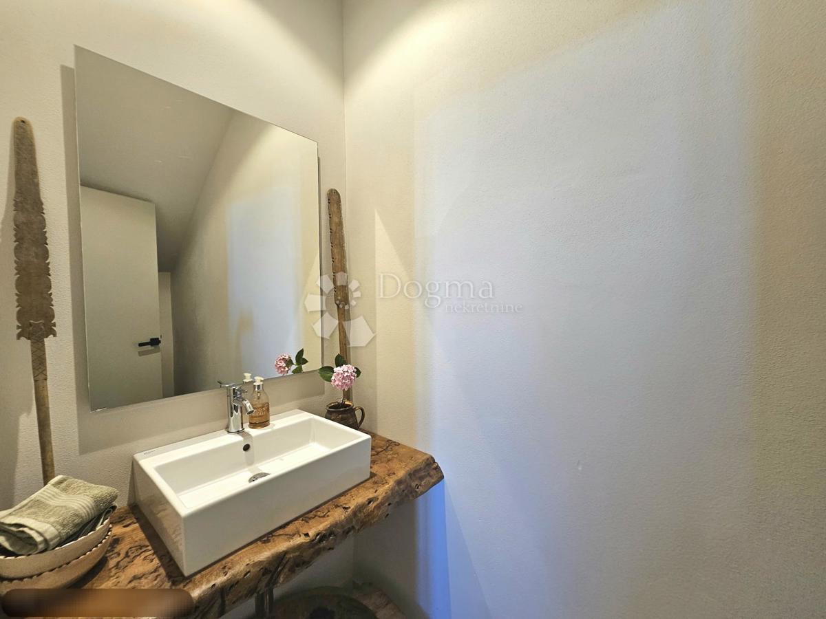 Eleganza, brutalismo e architettura istriana con vista panoramica