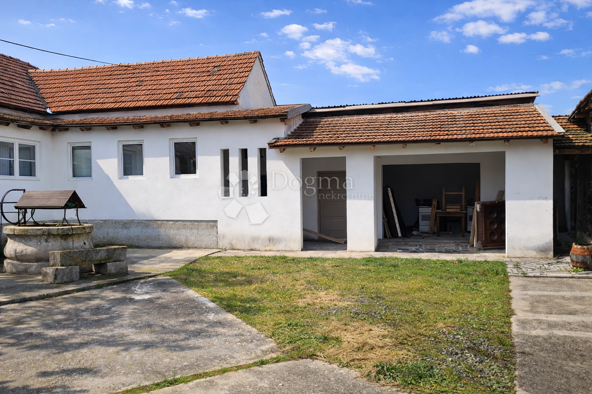 Ampia casa indipendente con grande terreno e strutture accessorie – posizione tranquilla