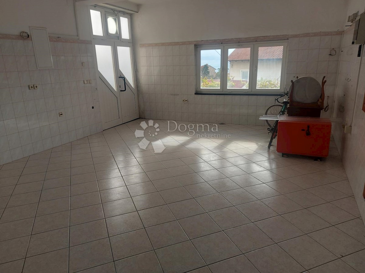 Locale commerciale Marinići, Viškovo, 158,93m2