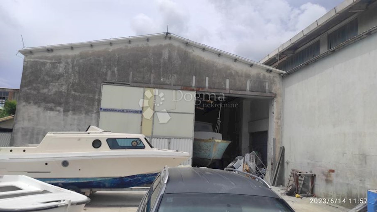 Locale commerciale Opuzen, 702,90m2