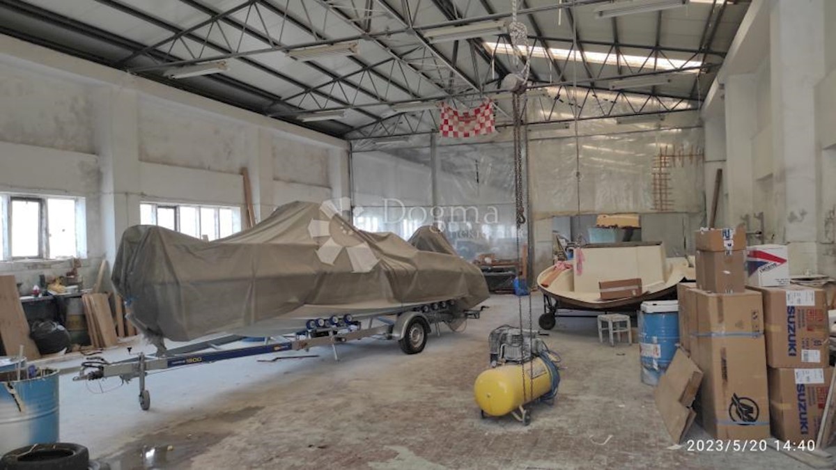 Locale commerciale Opuzen, 702,90m2