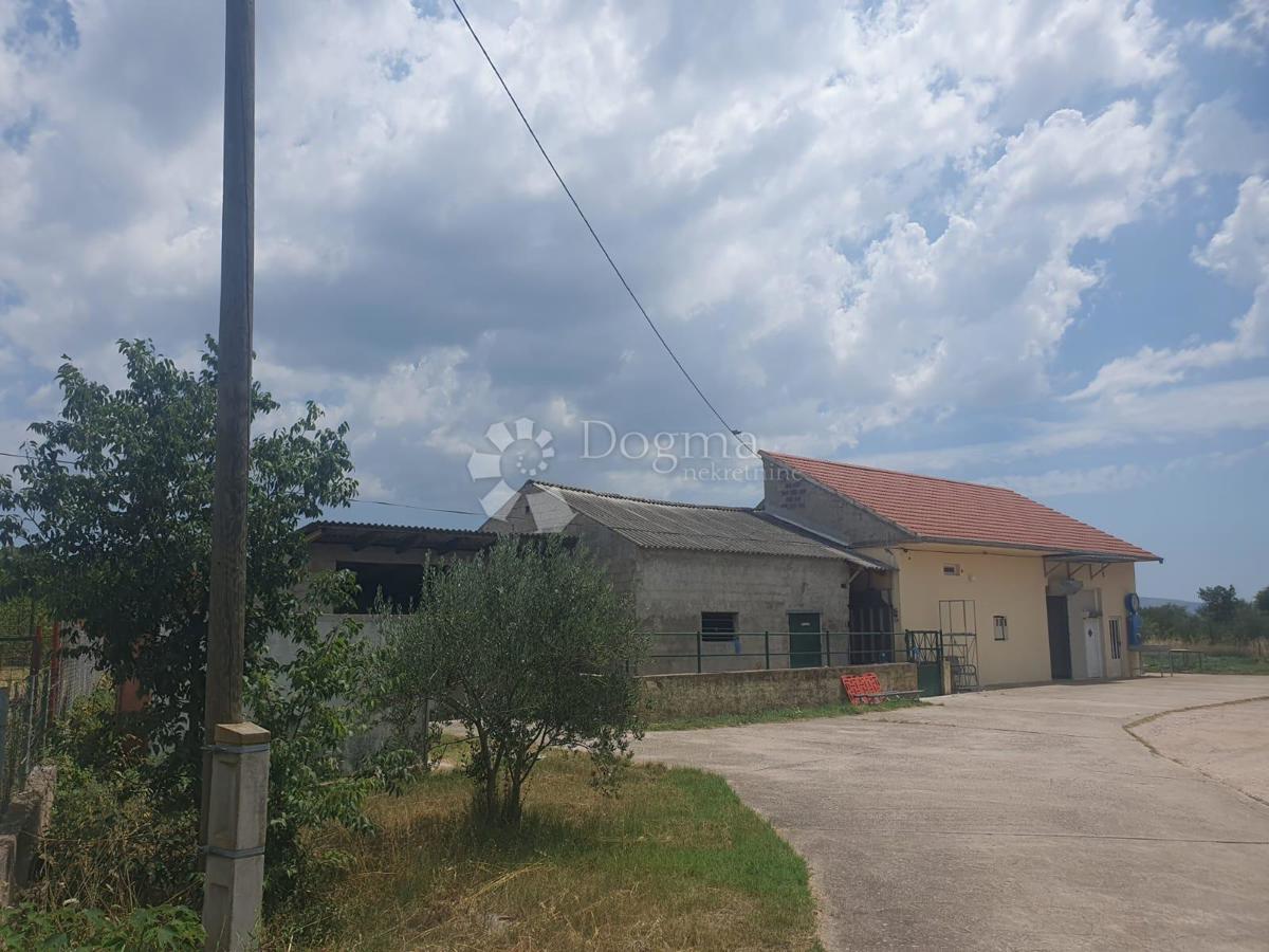 Locale commerciale Drniš, 237m2