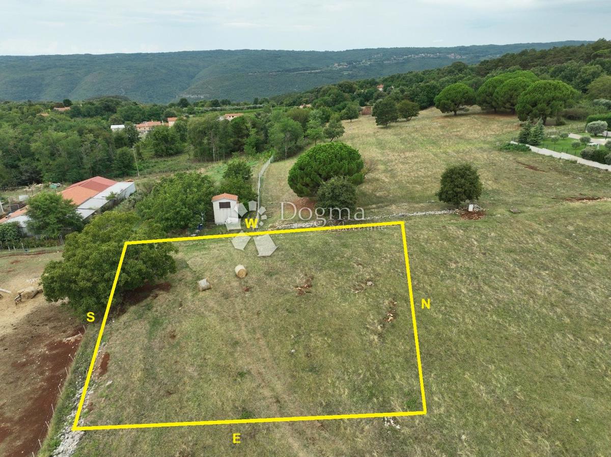 BELLISSIMA POSIZIONE CON PERMESSO DI COSTRUZIONE PER UNA VILLA CON ELEMENTI TRADIZIONALI DELL'ISTRIA