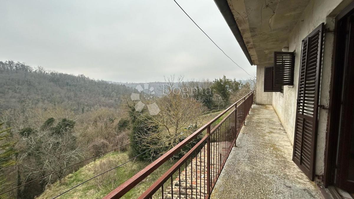 Una casa da ristrutturare con terrazza da cui non vorrai più andare!