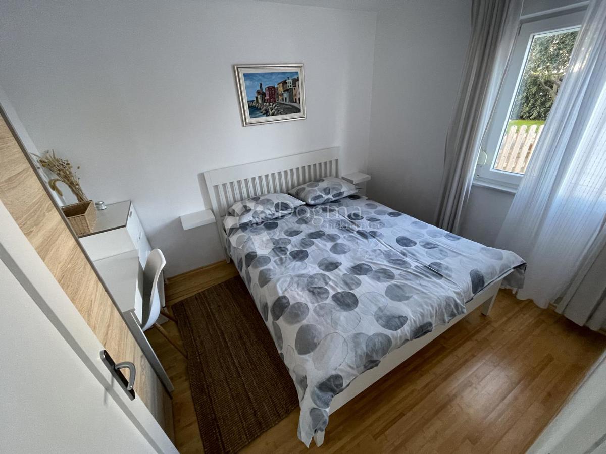 Splendido appartamento con giardino, piscina e garage – prima fila sul mare