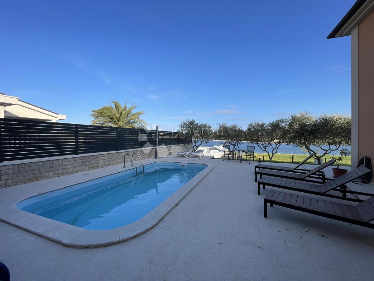 Splendido appartamento con giardino, piscina e garage – prima fila sul mare