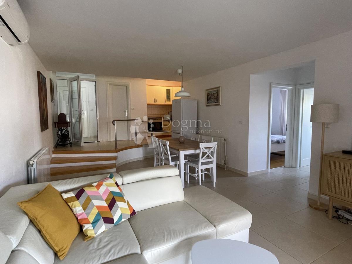 Splendido appartamento con giardino, piscina e garage – prima fila sul mare