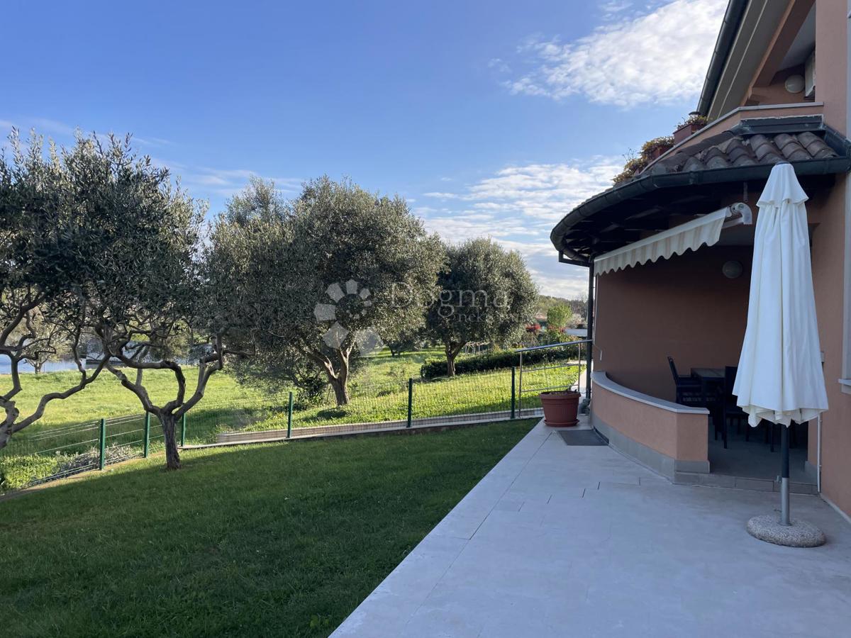 Splendido appartamento con giardino, piscina e garage – prima fila sul mare