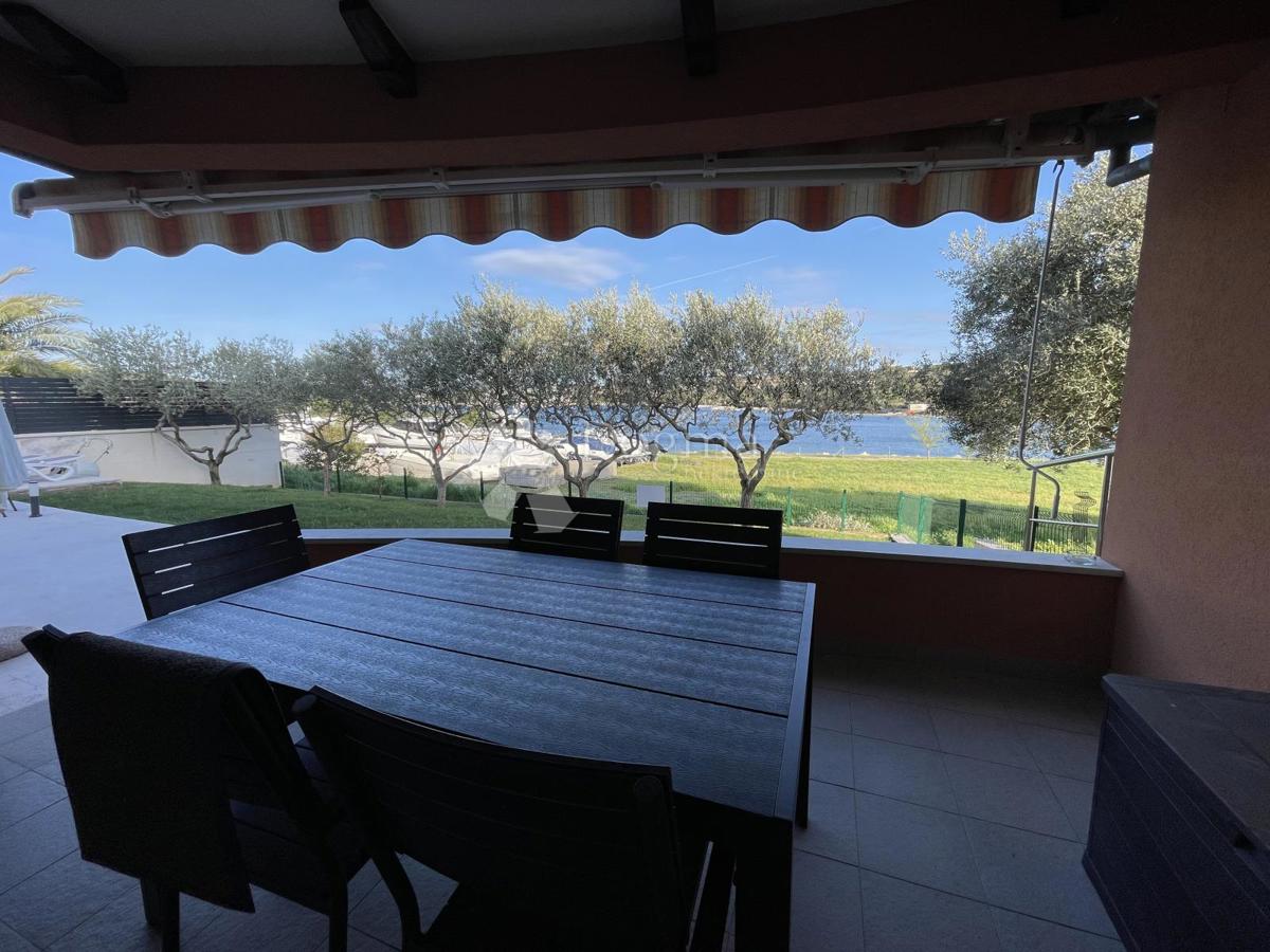 Splendido appartamento con giardino, piscina e garage – prima fila sul mare