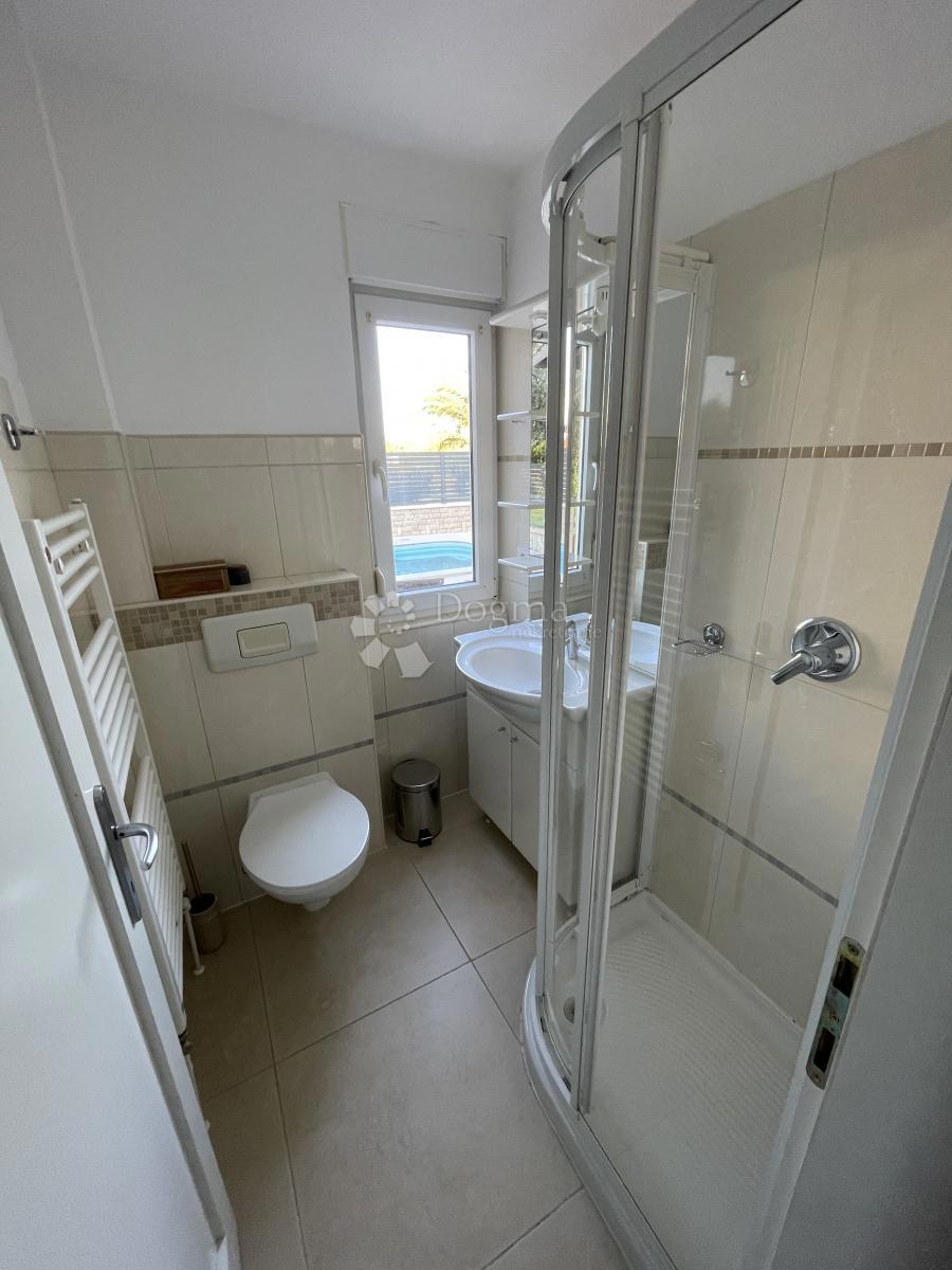 Splendido appartamento con giardino, piscina e garage – prima fila sul mare