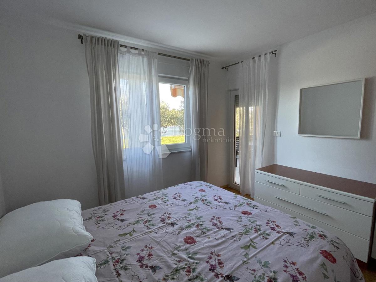 Splendido appartamento con giardino, piscina e garage – prima fila sul mare