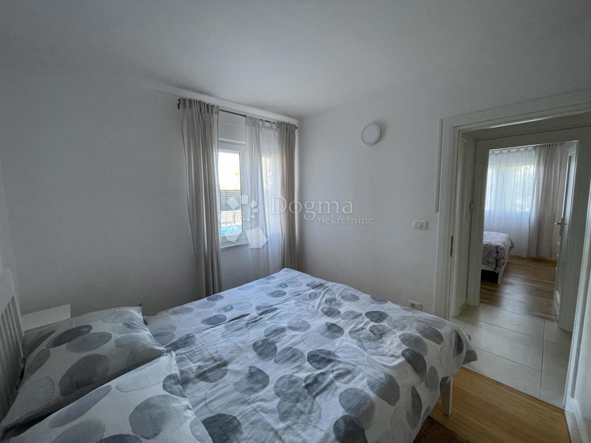 Splendido appartamento con giardino, piscina e garage – prima fila sul mare