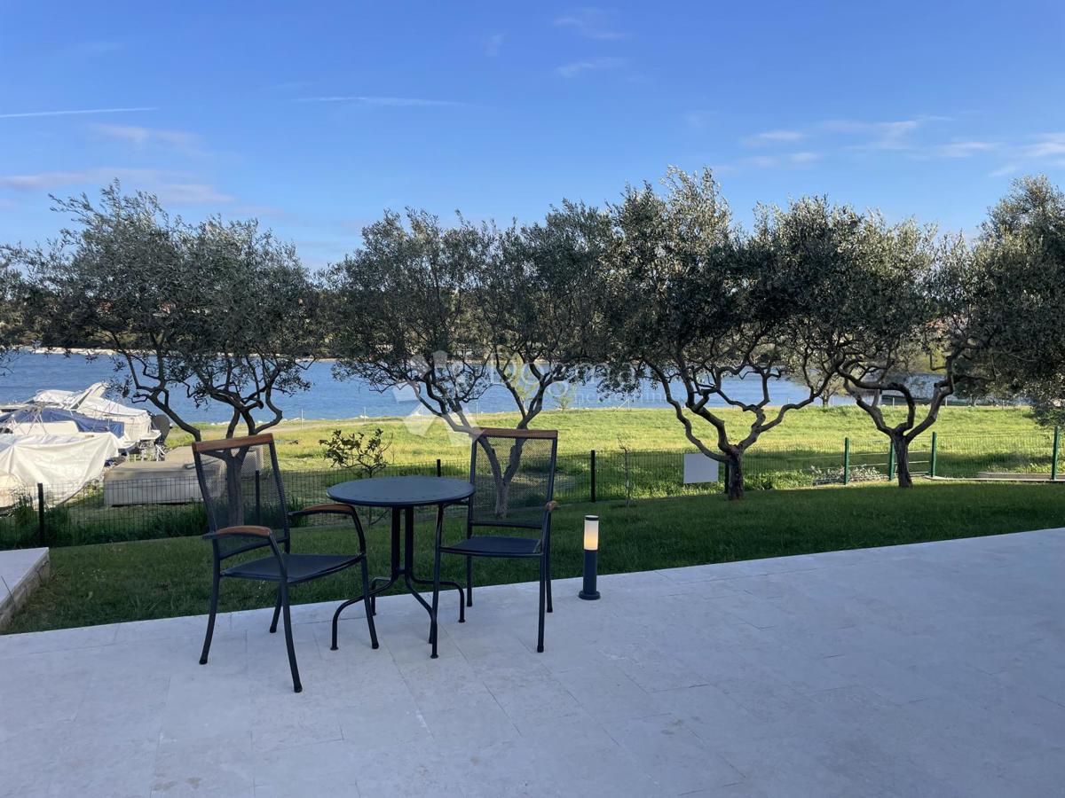 Splendido appartamento con giardino, piscina e garage – prima fila sul mare