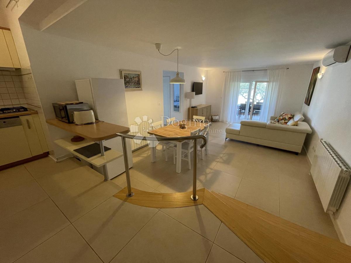 Splendido appartamento con giardino, piscina e garage – prima fila sul mare