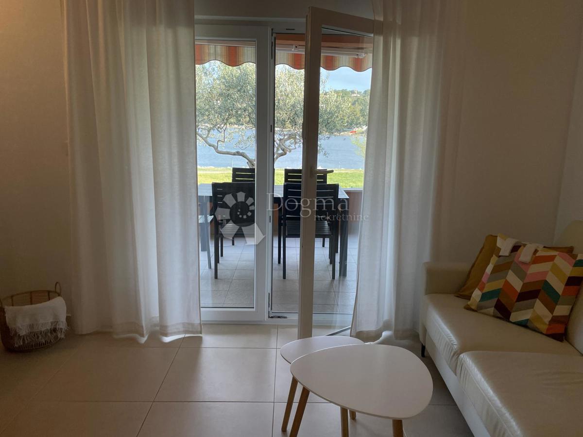 Splendido appartamento con giardino, piscina e garage – prima fila sul mare