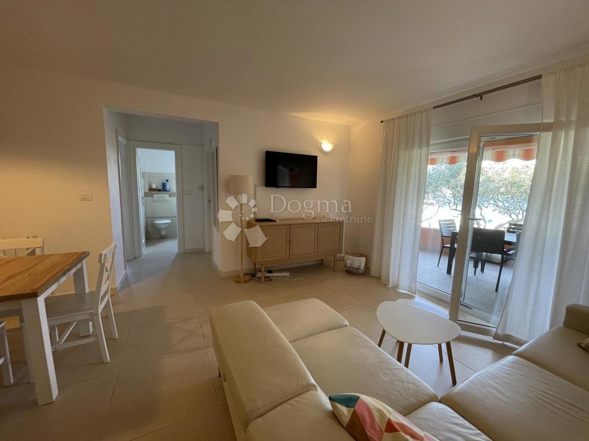 Splendido appartamento con giardino, piscina e garage – prima fila sul mare