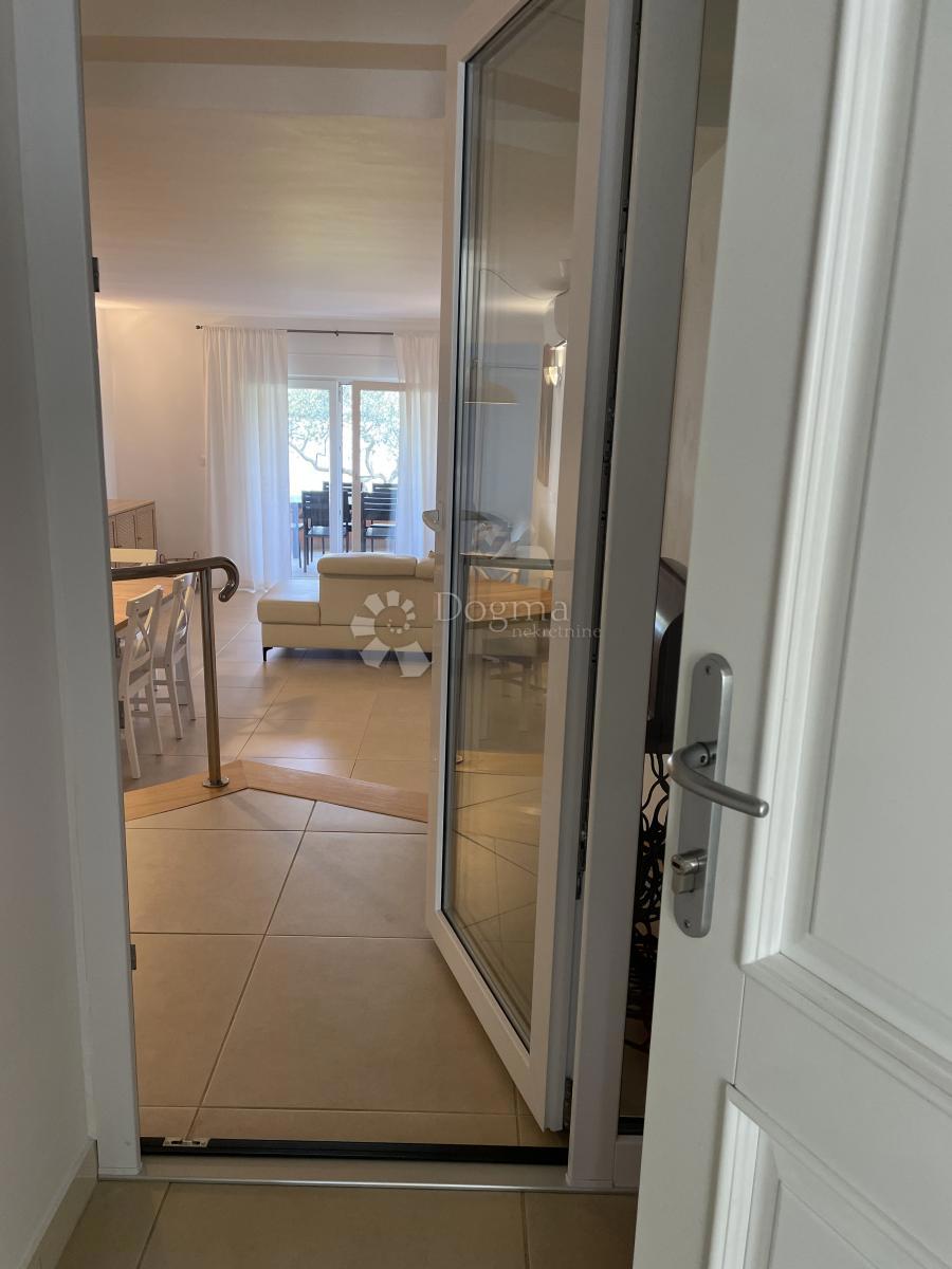 Splendido appartamento con giardino, piscina e garage – prima fila sul mare