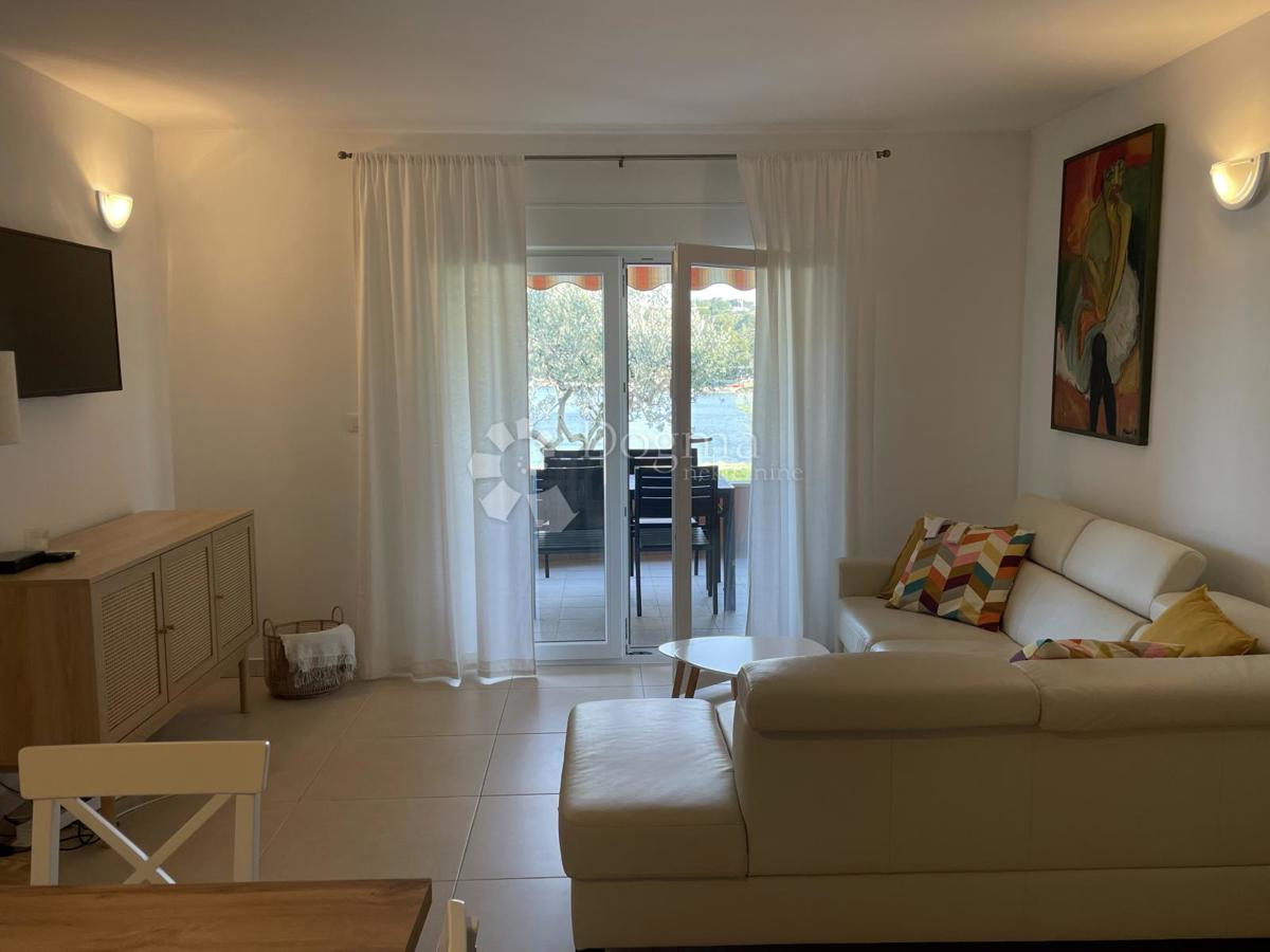 Splendido appartamento con giardino, piscina e garage – prima fila sul mare