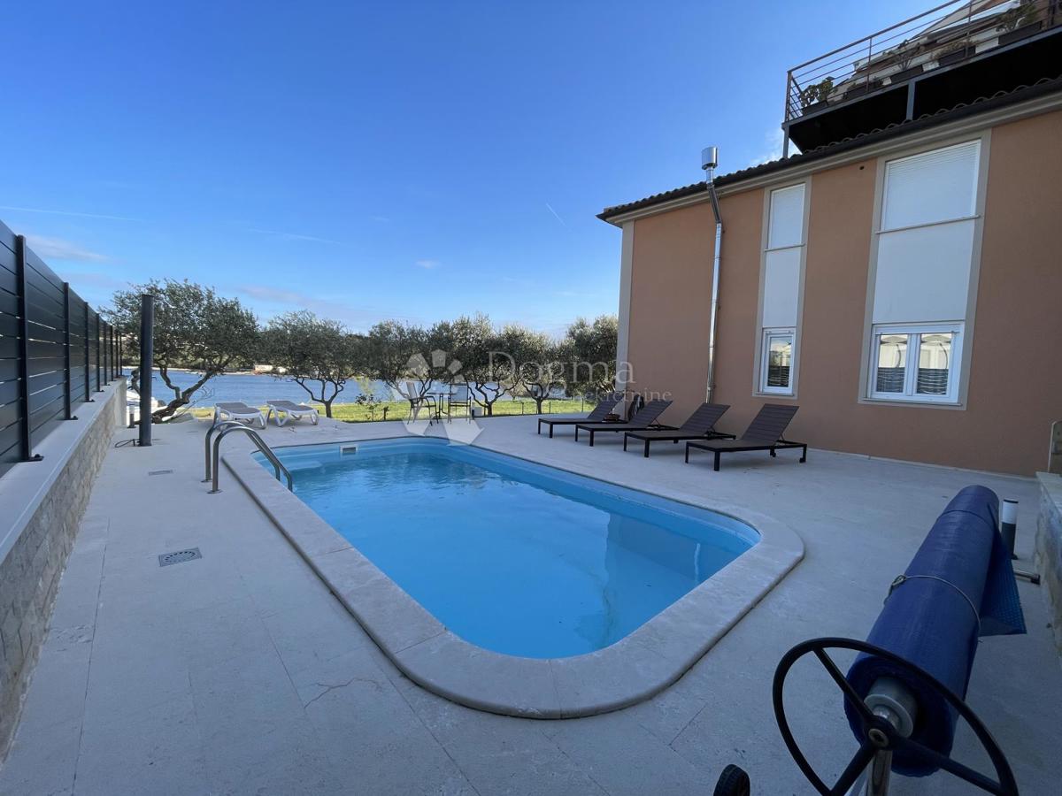 Splendido appartamento con giardino, piscina e garage – prima fila sul mare