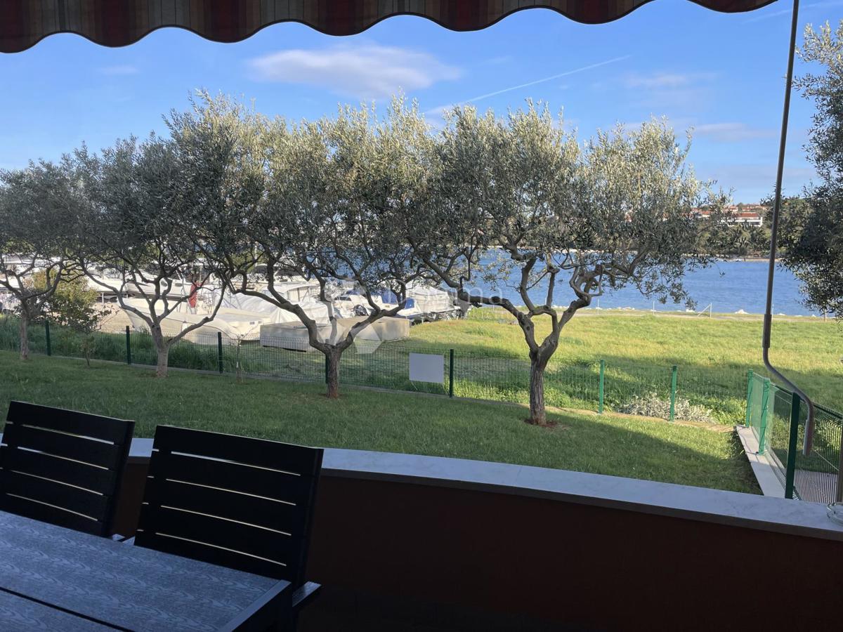 Splendido appartamento con giardino, piscina e garage – prima fila sul mare