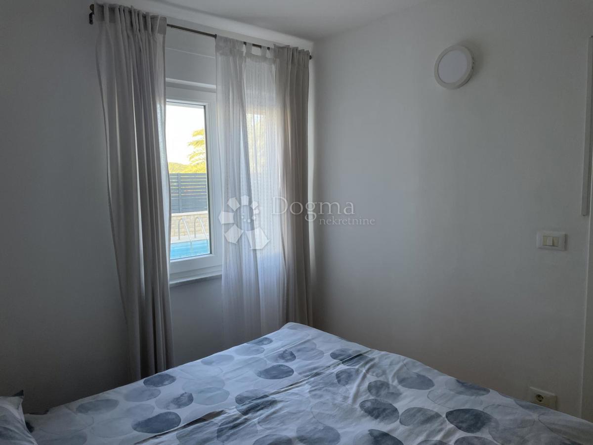 Splendido appartamento con giardino, piscina e garage – prima fila sul mare