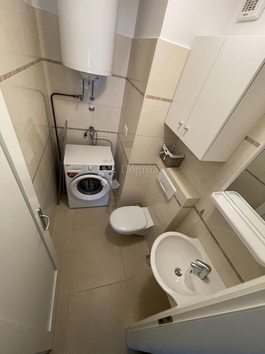 Splendido appartamento con giardino, piscina e garage – prima fila sul mare