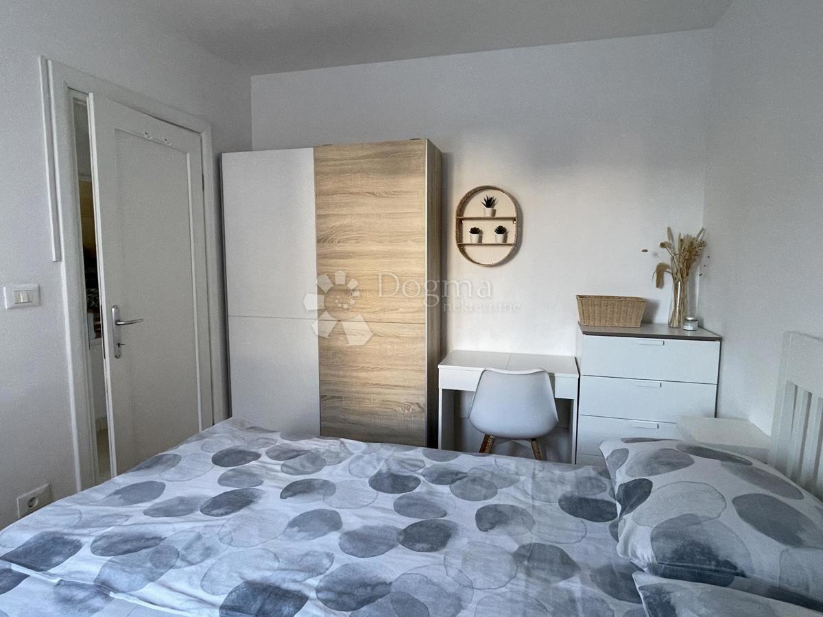 Splendido appartamento con giardino, piscina e garage – prima fila sul mare