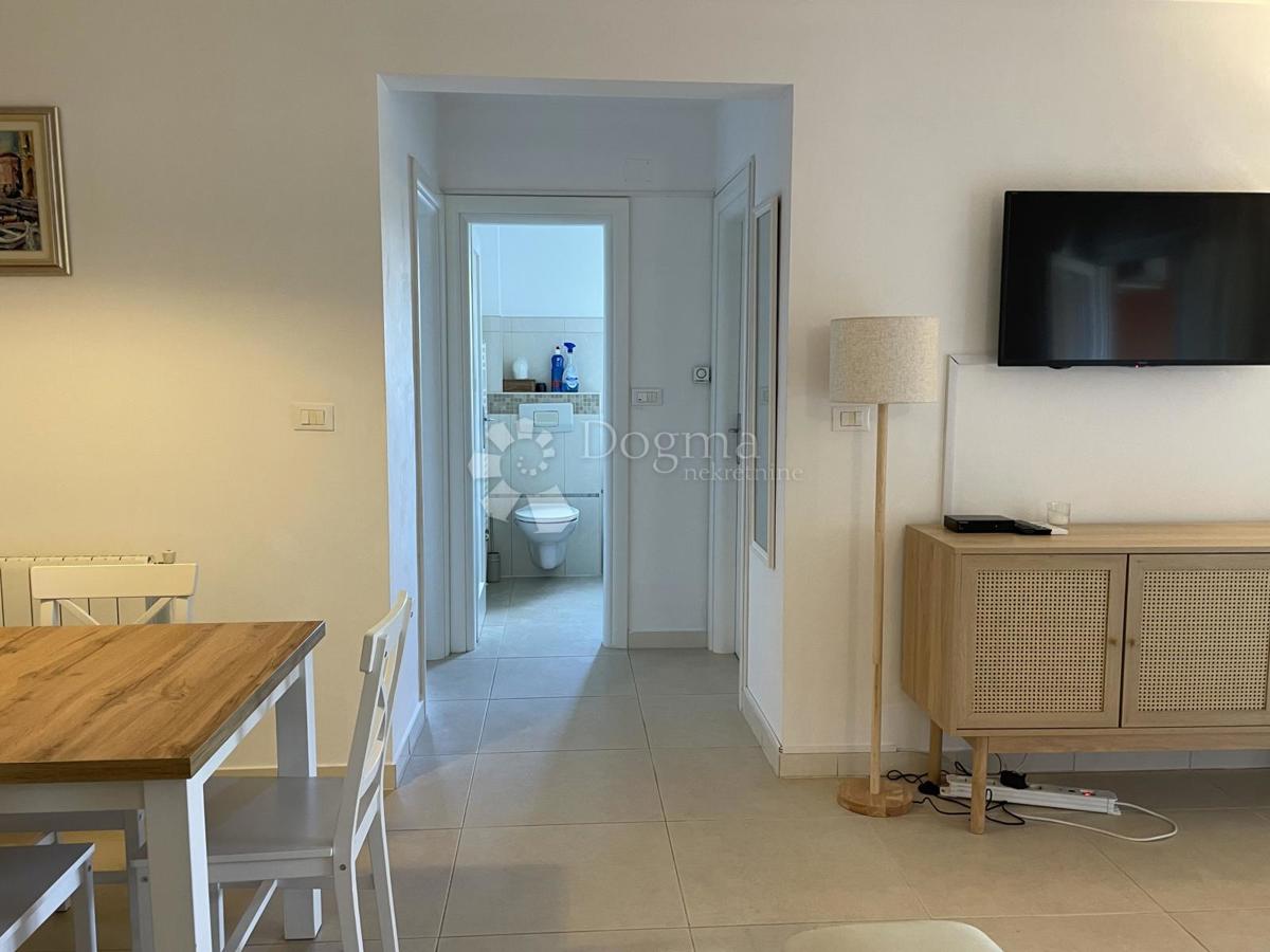 Splendido appartamento con giardino, piscina e garage – prima fila sul mare