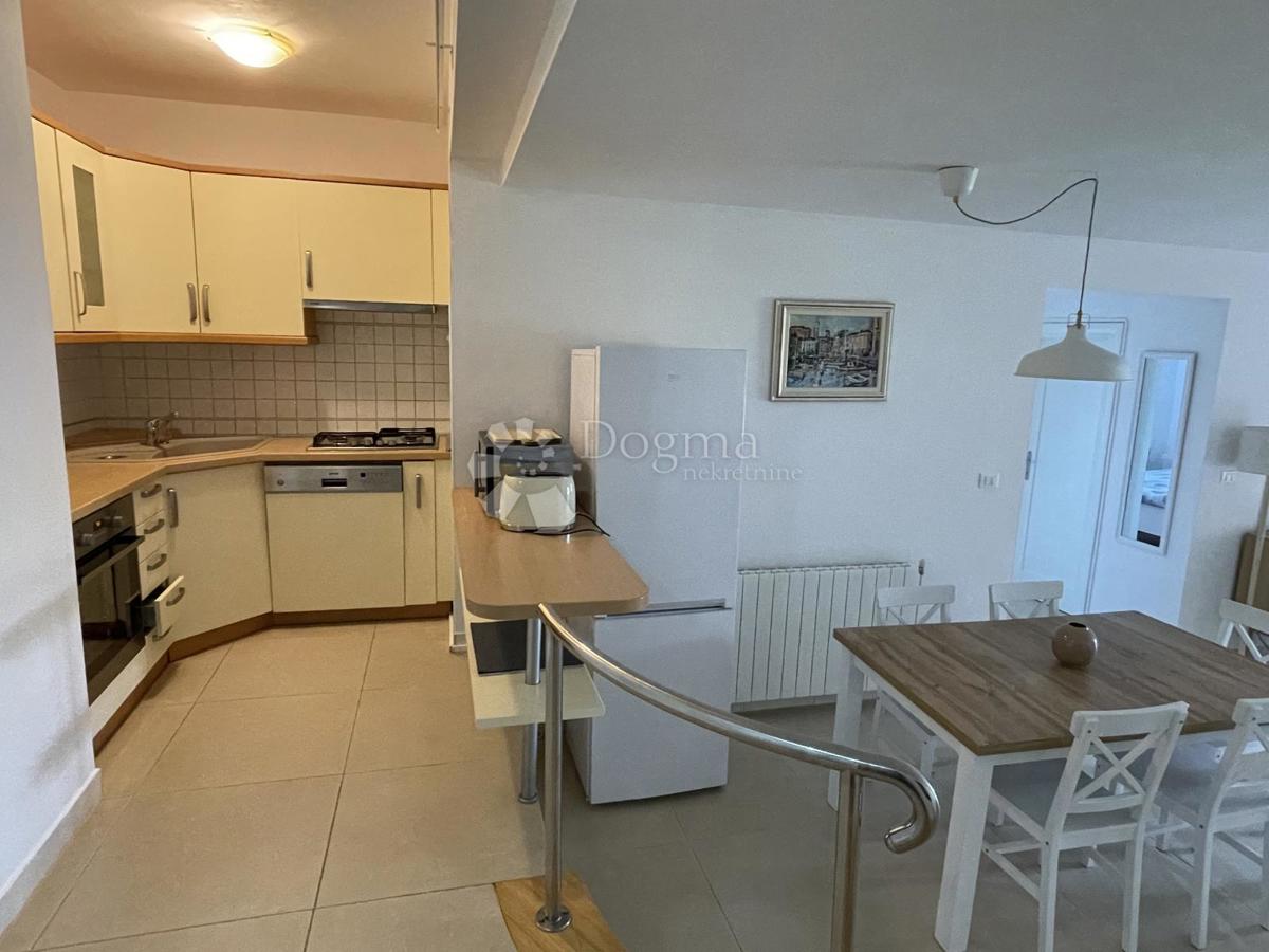 Splendido appartamento con giardino, piscina e garage – prima fila sul mare