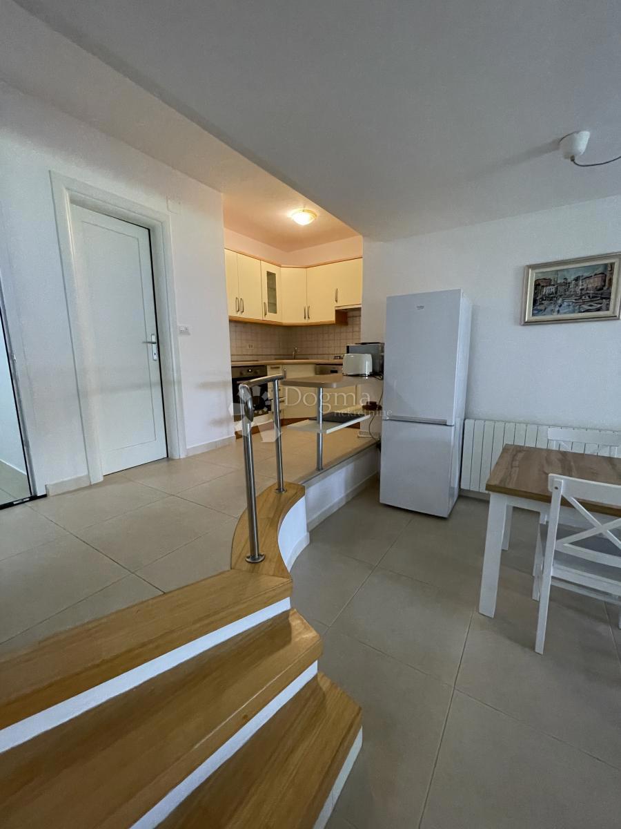 Splendido appartamento con giardino, piscina e garage – prima fila sul mare