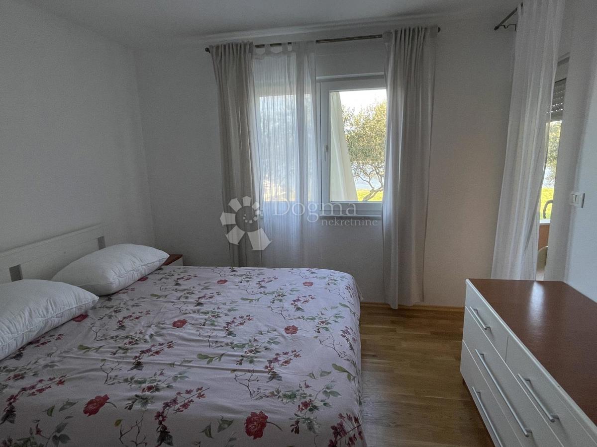 Splendido appartamento con giardino, piscina e garage – prima fila sul mare