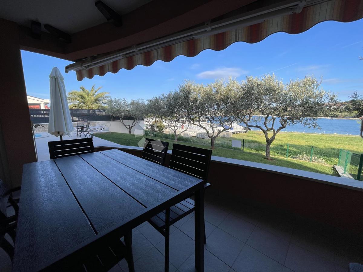 Splendido appartamento con giardino, piscina e garage – prima fila sul mare