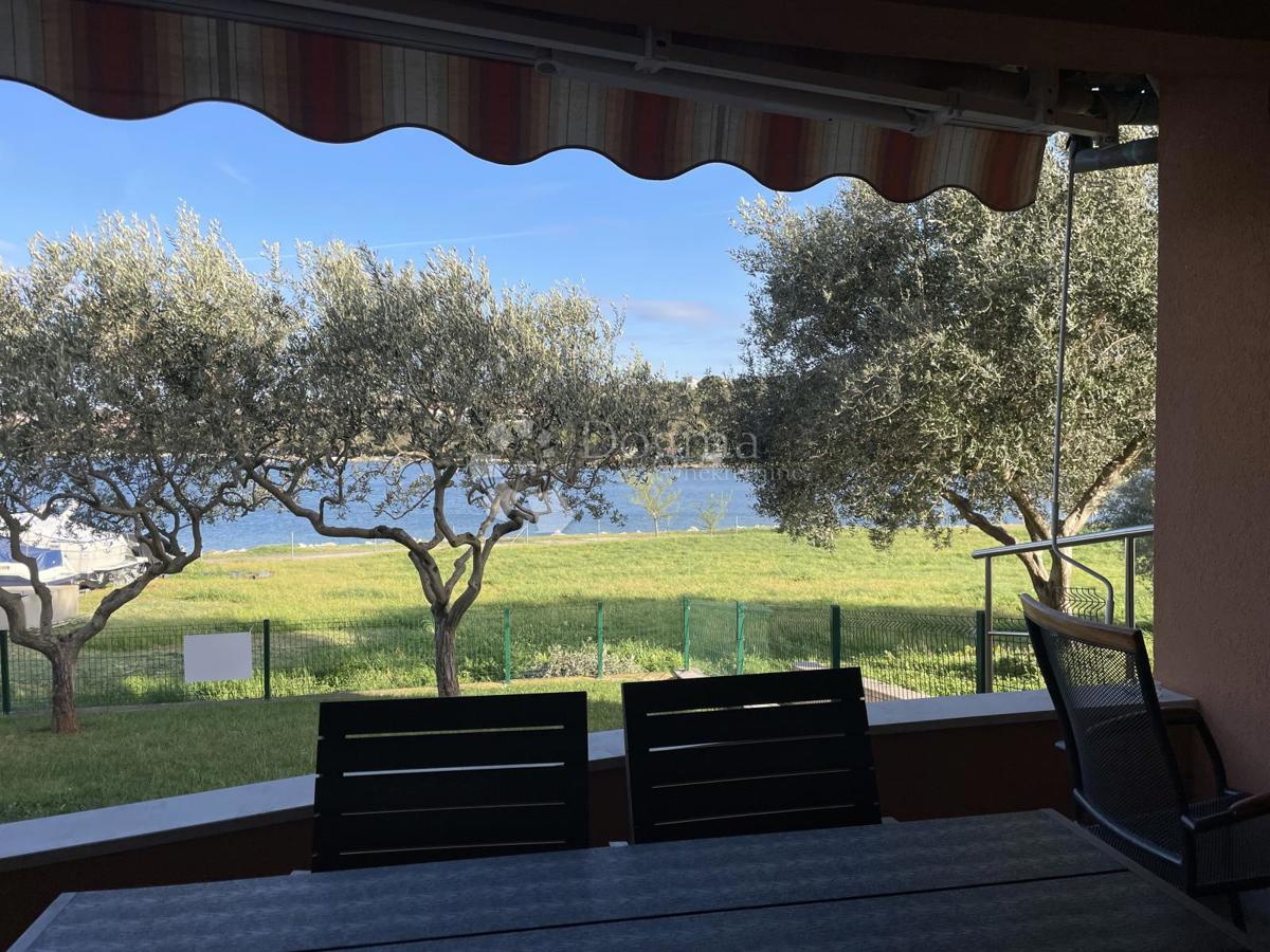 Splendido appartamento con giardino, piscina e garage – prima fila sul mare