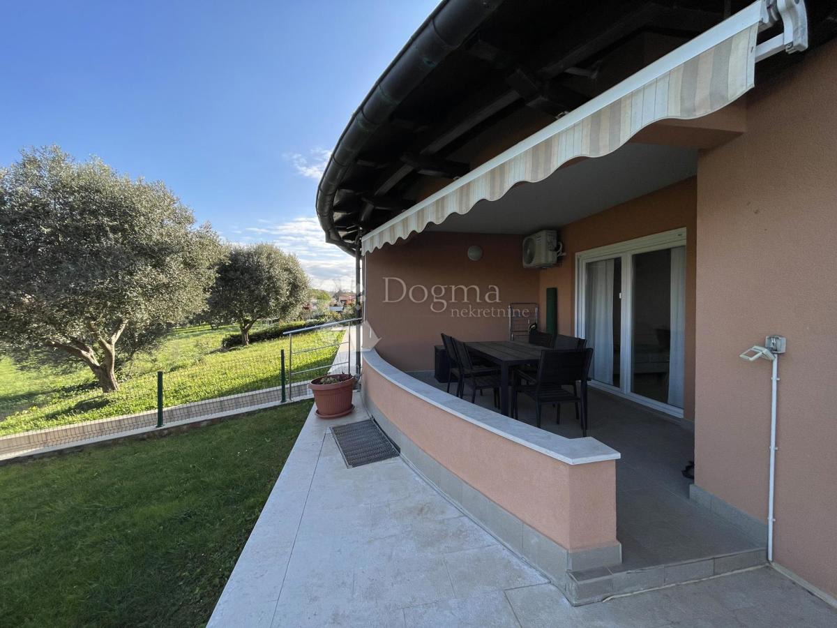 Splendido appartamento con giardino, piscina e garage – prima fila sul mare